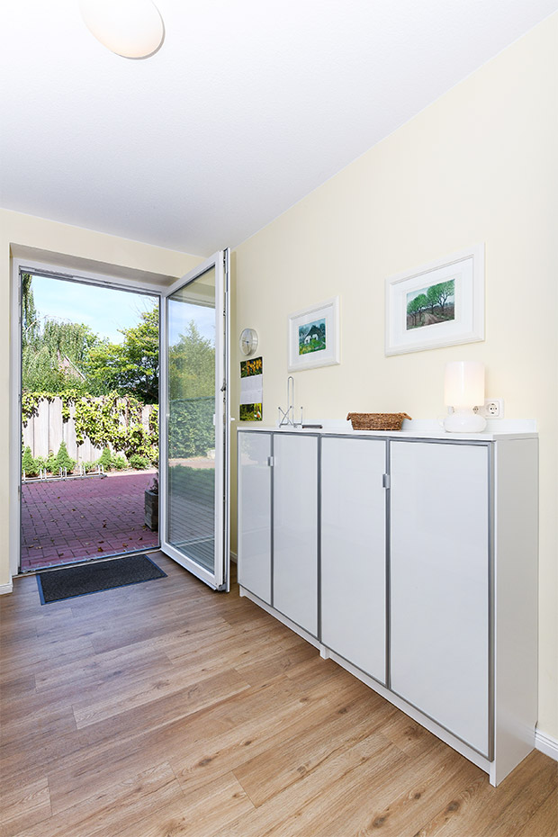 Ferienhaus „Seehuus“ - Wohnzimmer mit integriertem Küchenbereich