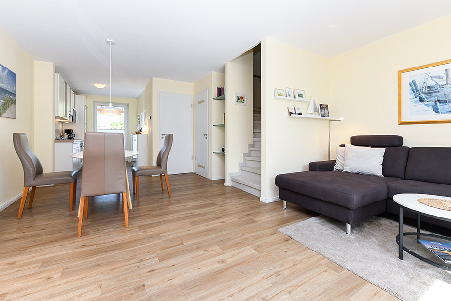 Ferienhaus „Seehuus“ - Wohnzimmer mit integriertem Küchenbereich