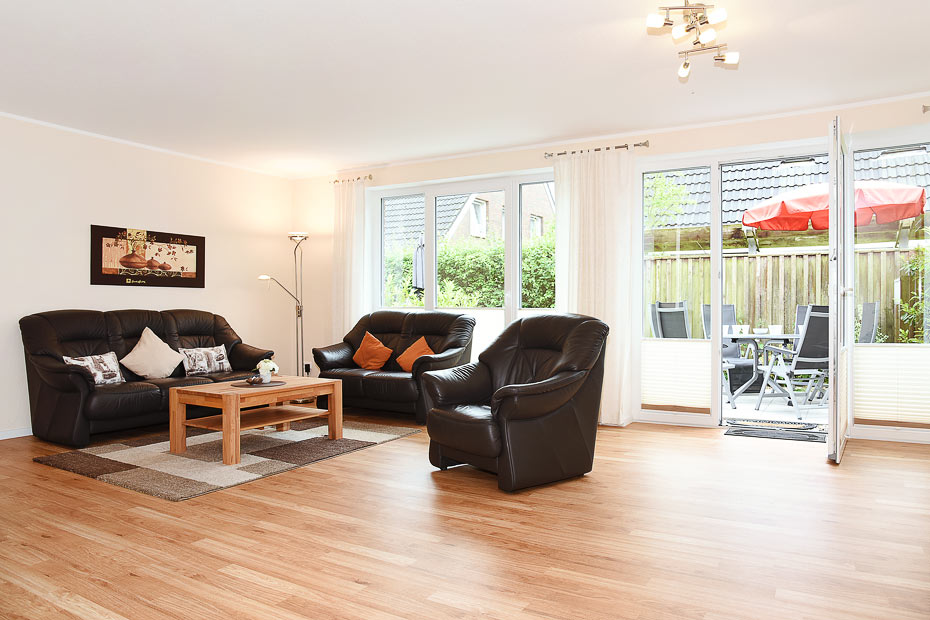 Ferienhaus „Wormser Tor“ - Wohnzimmer mit integriertem Küchenbereich