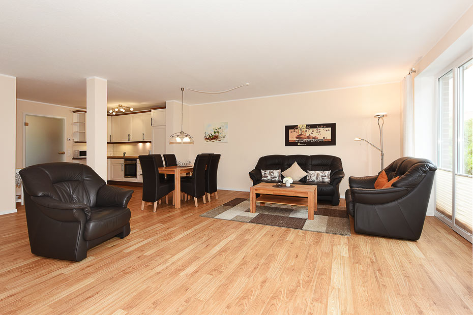 Ferienhaus „Wormser Tor“ - Wohnzimmer mit integriertem Küchenbereich