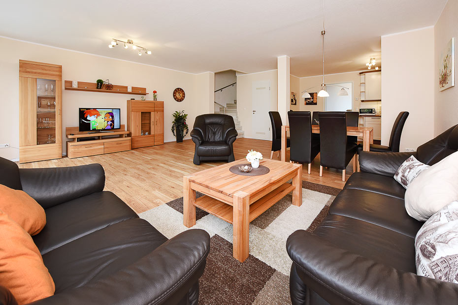 Ferienhaus „Wormser Tor“ - Wohnzimmer mit integriertem Küchenbereich