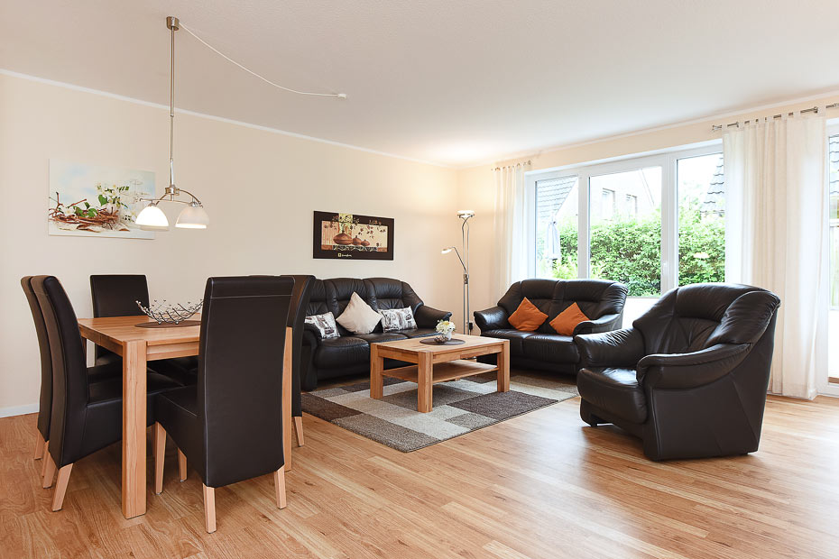 Ferienhaus „Wormser Tor“ - Wohnzimmer mit integriertem Küchenbereich