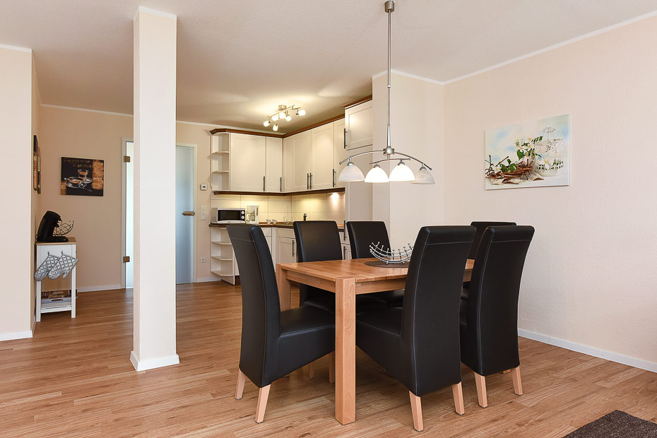 Ferienhaus „Wormser Tor“ - Wohnzimmer mit integriertem Küchenbereich