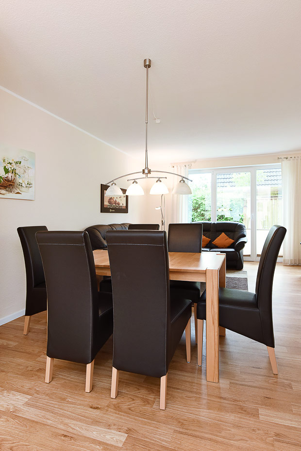 Ferienhaus „Wormser Tor“ - Wohnzimmer mit integriertem Küchenbereich