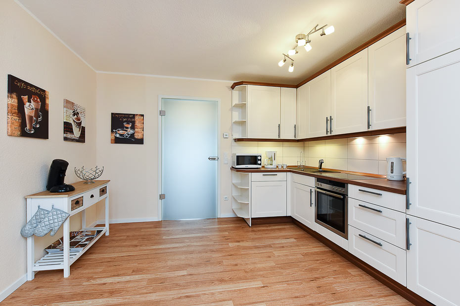 Ferienhaus „Wormser Tor“ - Wohnzimmer mit integriertem Küchenbereich