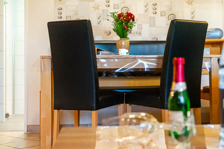 Ferienwohnung 1 - Wohnzimmer mit integriertem Küchenbereich