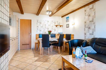 Ferienwohnung 1 - Wohnzimmer mit integriertem Küchenbereich