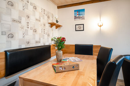 Ferienwohnung 1 - Wohnzimmer mit integriertem Küchenbereich