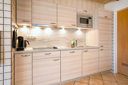 Ferienwohnung 1 - Wohnzimmer mit integriertem Küchenbereich