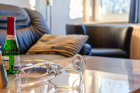 Ferienwohnung 2 - Wohnzimmer mit integriertem Küchenbereich