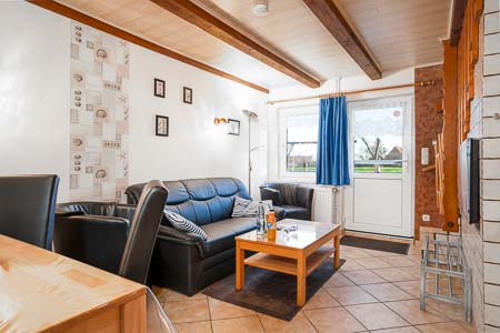 Ferienwohnung 2 - Wohnzimmer mit integriertem Küchenbereich
