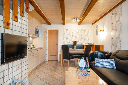 Ferienwohnung 2 - Wohnzimmer mit integriertem Küchenbereich