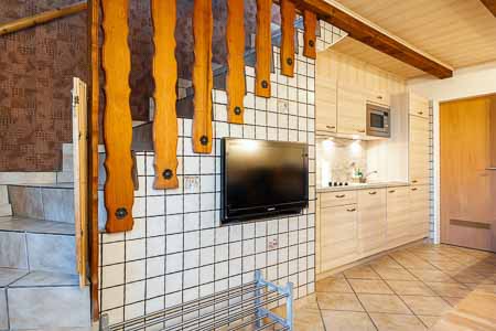 Ferienwohnung 2 - Wohnzimmer mit integriertem Küchenbereich