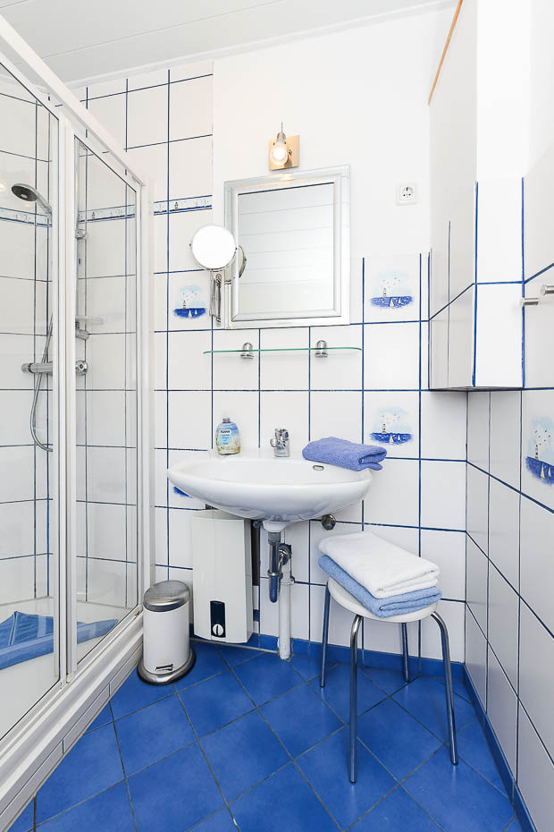 Ferienhaus „Drei Hasen am Deich“ - Badezimmer 1 im Erdgeschoss