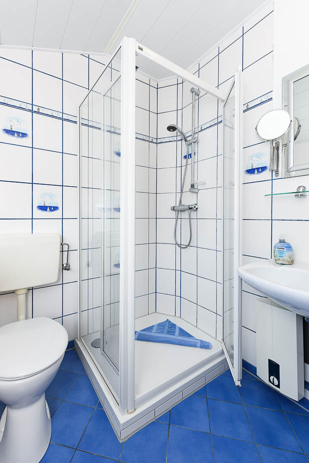 Ferienhaus „Drei Hasen am Deich“ - Badezimmer 1 im Erdgeschoss