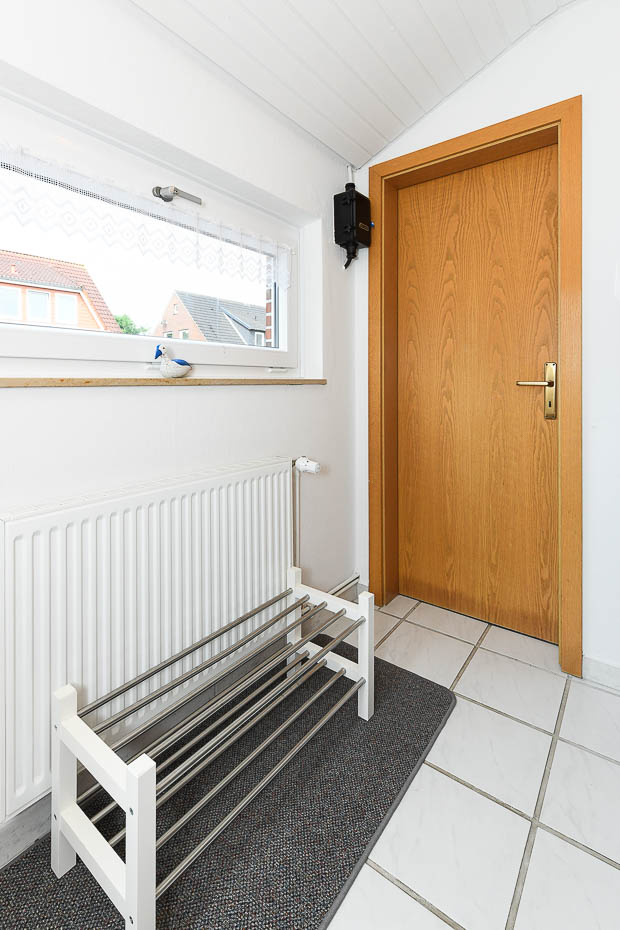 Ferienhaus „Drei Hasen am Deich“ - Flur mit Treppe