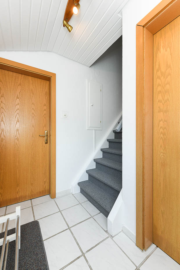 Ferienhaus „Drei Hasen am Deich“ - Flur mit Treppe