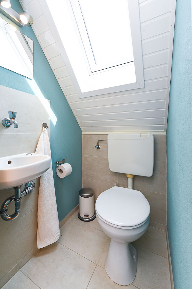 Ferienhaus „Drei Hasen am Deich“ - separates WC im Obergeschoss