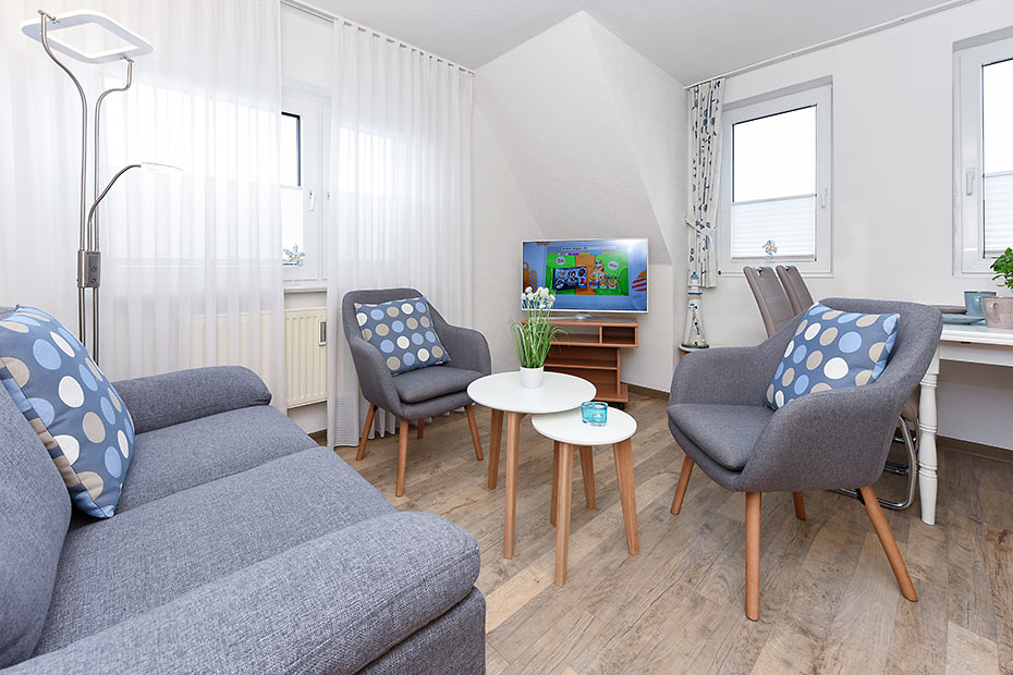 Ferienwohnung „Robbe“ - Wohnzimmer mit integriertem Küchenbereich