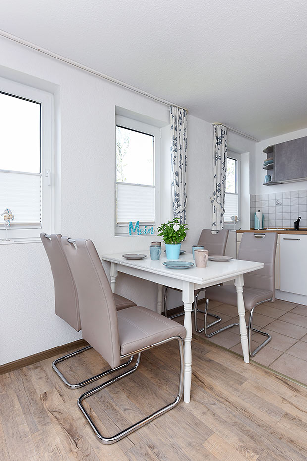 Ferienwohnung „Robbe“ - Wohnzimmer mit integriertem Küchenbereich