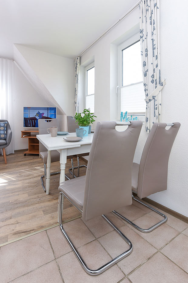 Ferienwohnung „Robbe“ - Wohnzimmer mit integriertem Küchenbereich