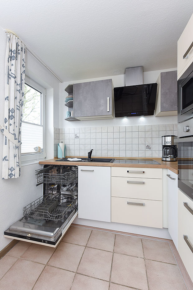 Ferienwohnung „Robbe“ - Wohnzimmer mit integriertem Küchenbereich