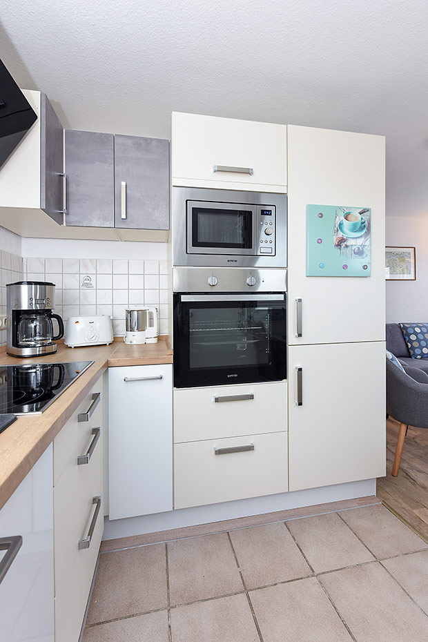 Ferienwohnung „Robbe“ - Wohnzimmer mit integriertem Küchenbereich