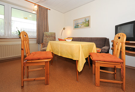 Ferienwohnung 6 - Wohnzimmer mit integriertem Küchenbereich