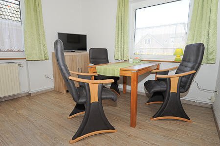 Ferienwohnung 8 - Wohnzimmer mit integriertem Küchenbereich