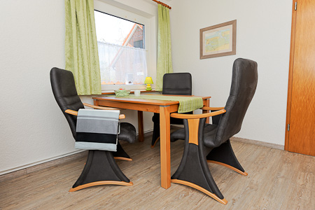 Ferienwohnung 8 - Wohnzimmer mit integriertem Küchenbereich