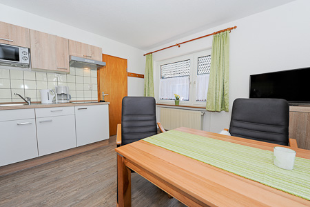 Ferienwohnung 8 - Wohnzimmer mit integriertem Küchenbereich