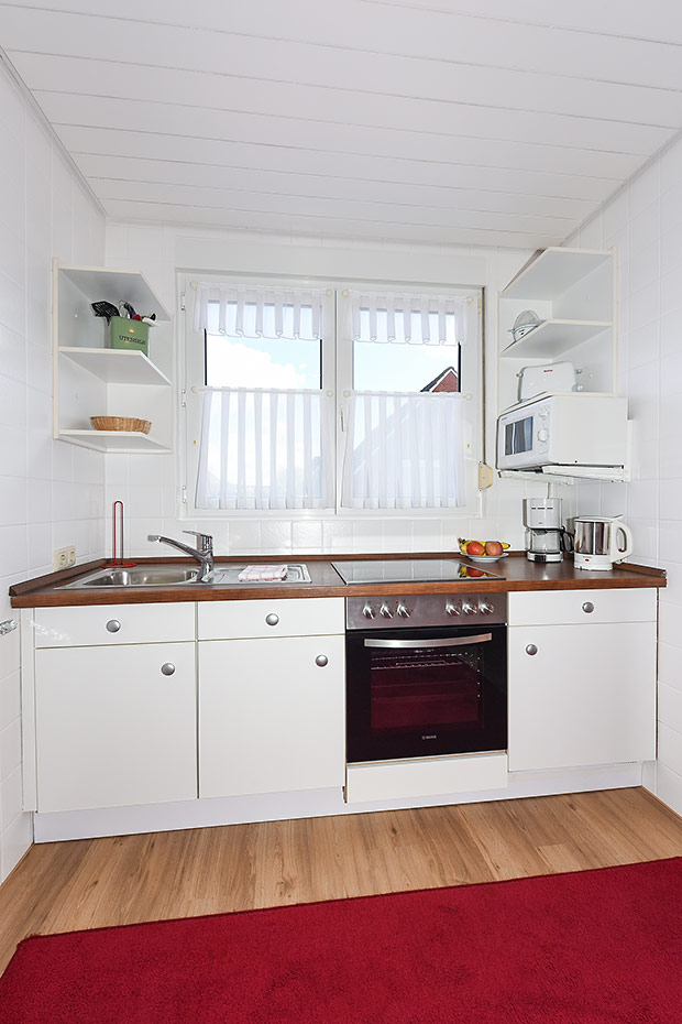 Ferienwohnung 4 - Wohnzimmer mit integriertem Küchenbereich