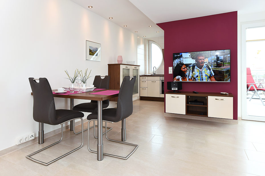 Ferienwohnung 12 - Wohnzimmer mit integriertem Küchenbereich