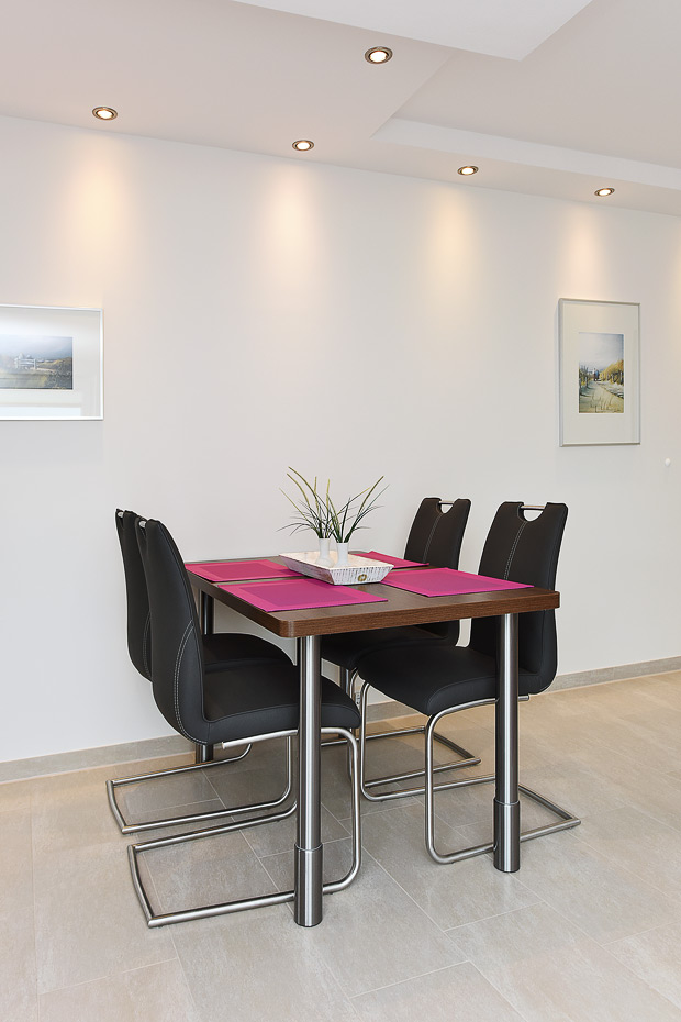 Ferienwohnung 13 - Wohnzimmer mit integriertem Küchenbereich