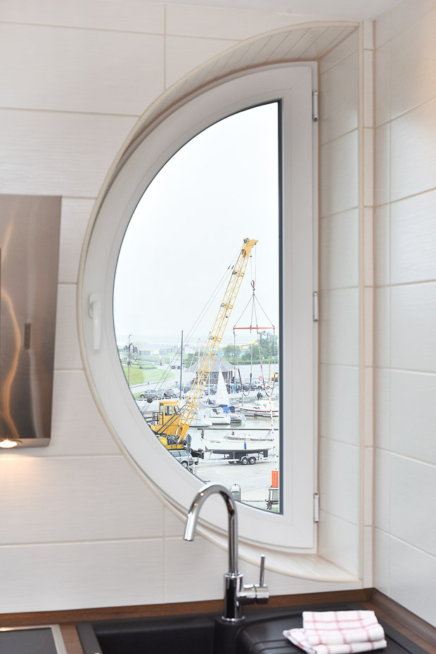 Ferienwohnung 13 - Wohnzimmer mit integriertem Küchenbereich