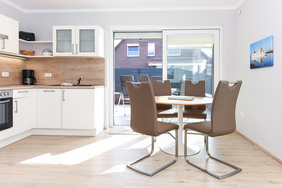 Ferienwohnung 15 - Wohnzimmer mit integriertem Küchenbereich