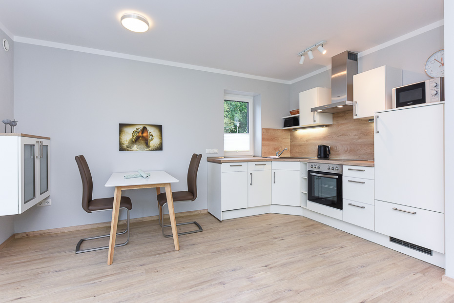 Ferienwohnung 16 - Wohnzimmer mit integriertem Küchenbereich