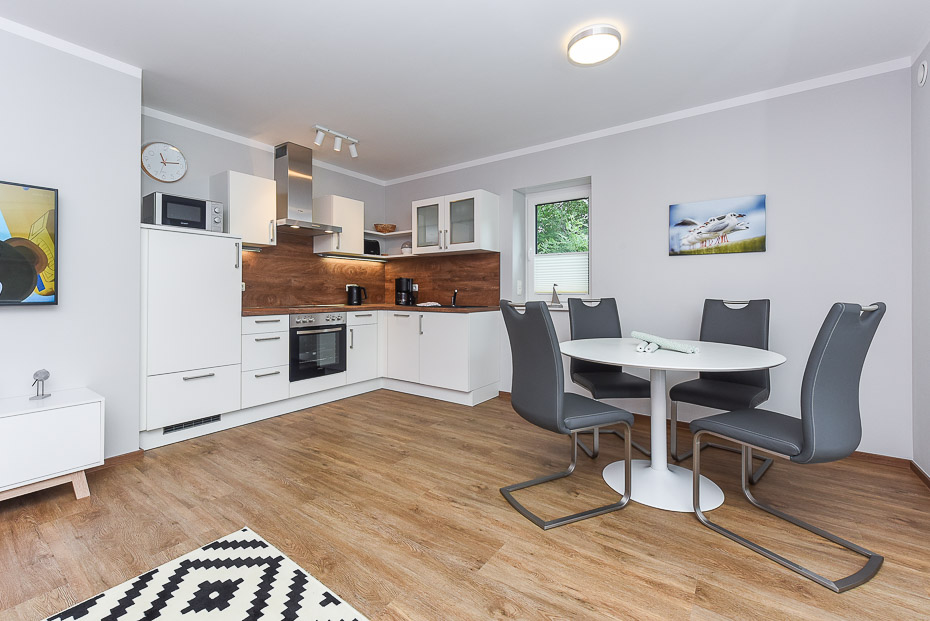 Ferienwohnung 17 - Wohnzimmer mit integriertem Küchenbereich