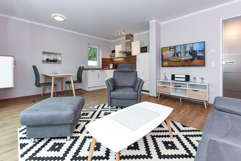 Ferienwohnung 19 - Wohnzimmer mit integriertem Küchenbereich