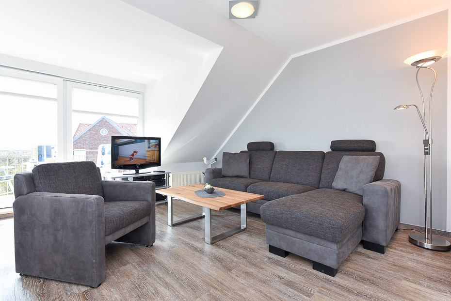 Ferienwohnung „Wattenblick“ - Wohnraum mit integrierter Küche und Essgruppe