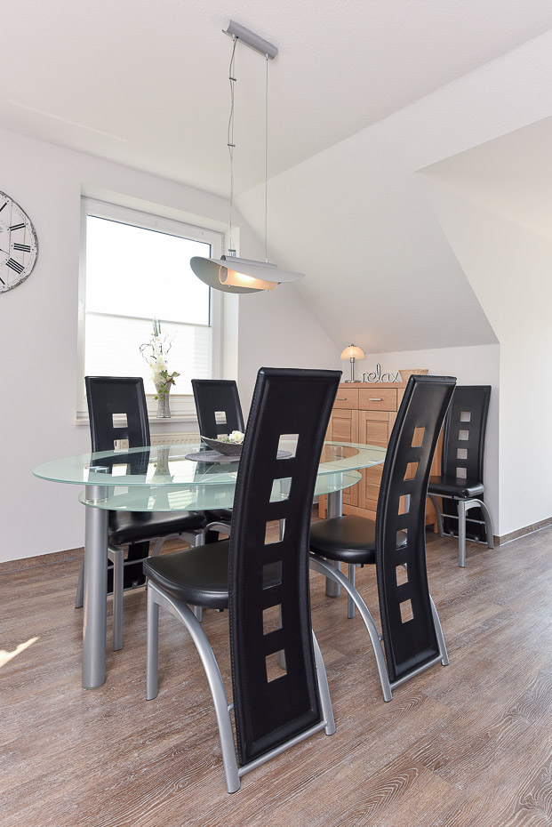 Ferienwohnung „Wattenblick“ - Wohnraum mit integrierter Küche und Essgruppe