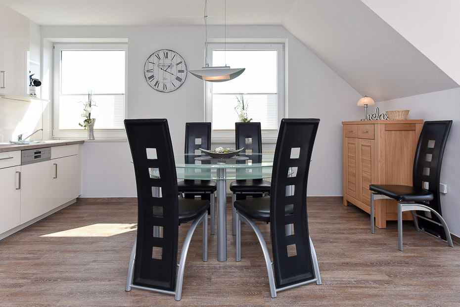 Ferienwohnung „Wattenblick“ - Wohnraum mit integrierter Küche und Essgruppe