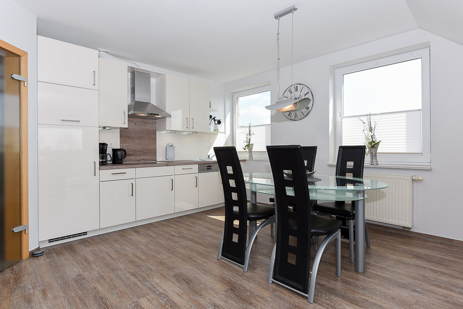 Ferienwohnung „Wattenblick“ - Wohnraum mit integrierter Küche und Essgruppe