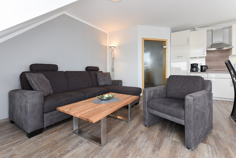 Ferienwohnung „Wattenblick“ - Wohnraum mit integrierter Küche und Essgruppe