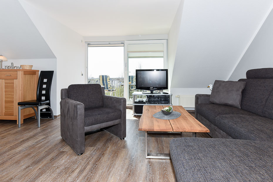 Ferienwohnung „Wattenblick“ - Wohnraum mit integrierter Küche und Essgruppe