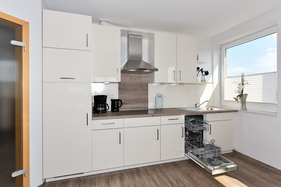 Ferienwohnung „Wattenblick“ - Wohnraum mit integrierter Küche und Essgruppe