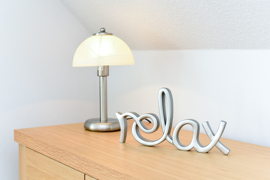 Ferienwohnung „Wattenblick“ - Wohnraum mit integrierter Küche und Essgruppe