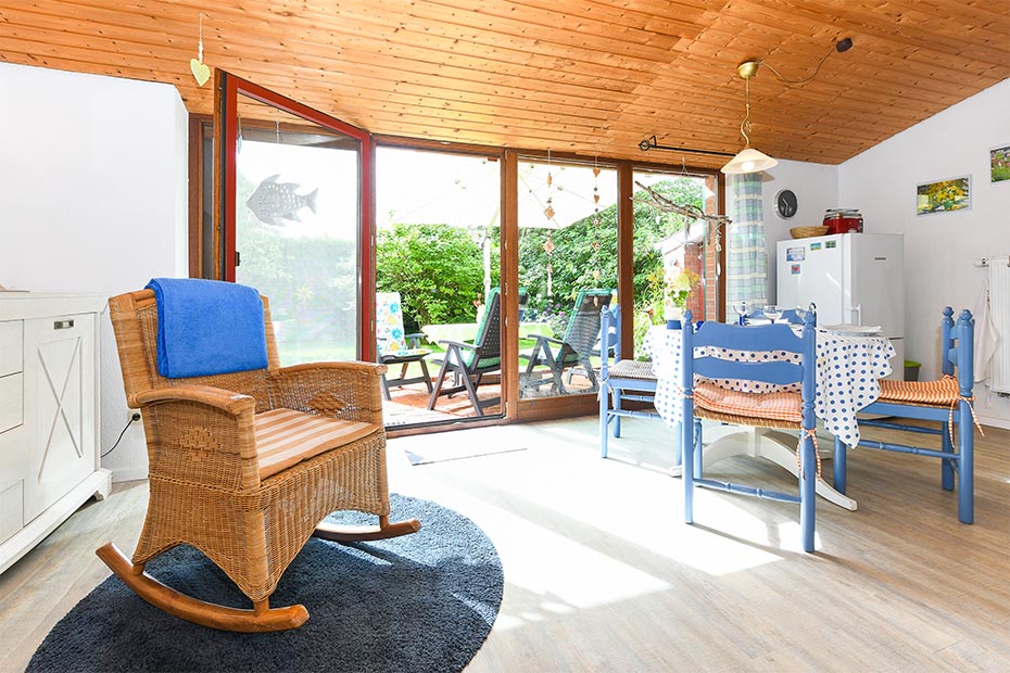 Ferienhaus „Nordseeschnecke“ - Wohnraum mit integrierter Küche