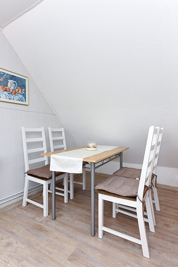 Ferienwohnung „Deichgraf“ - Wohnzimmer mit integriertem Küchenbereich