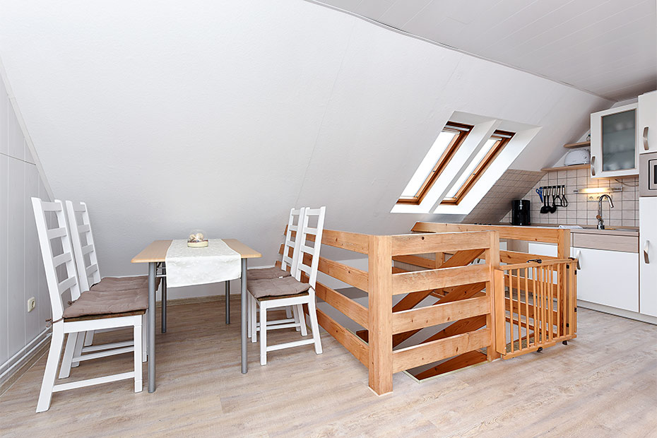 Ferienwohnung „Deichgraf“ - Wohnzimmer mit integriertem Küchenbereich